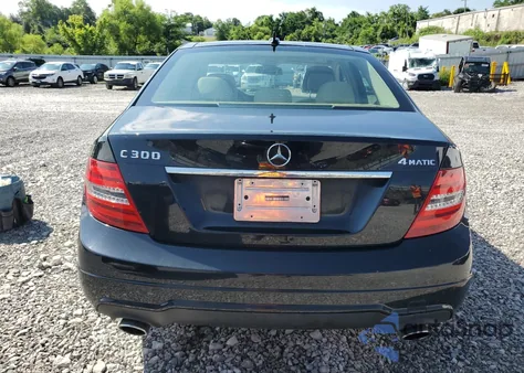 2014 Mercedes-Benz C 300 4Matic z USA, uszkodzony, nr VIN WDDGF8AB4EA934553